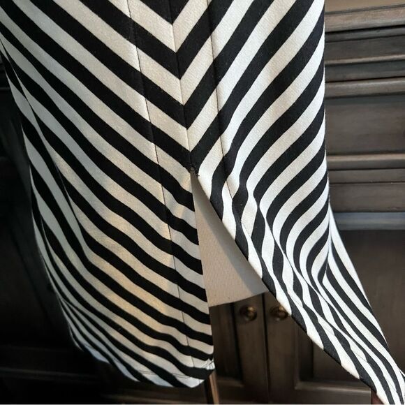 TIME and TRU Tank Top stripped Black and white size Medium 8-10 - Picture 8 of 9